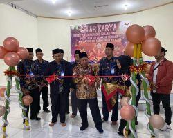 Pemotongan pita oleh Bapak H.Abdul majid Rahimi, S.Ag